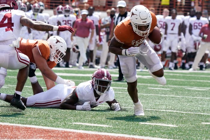 Sep 10, 2022; Austin, Texas, USA; Texas Longhorns running back Bijan Robinson (5) runs for a touchdown against the Alabama Crimson Tide during the first half at Darrell K Royal-Texas Memorial Stadium. Mandatory Credit: Scott Wachter-USA TODAY Sports